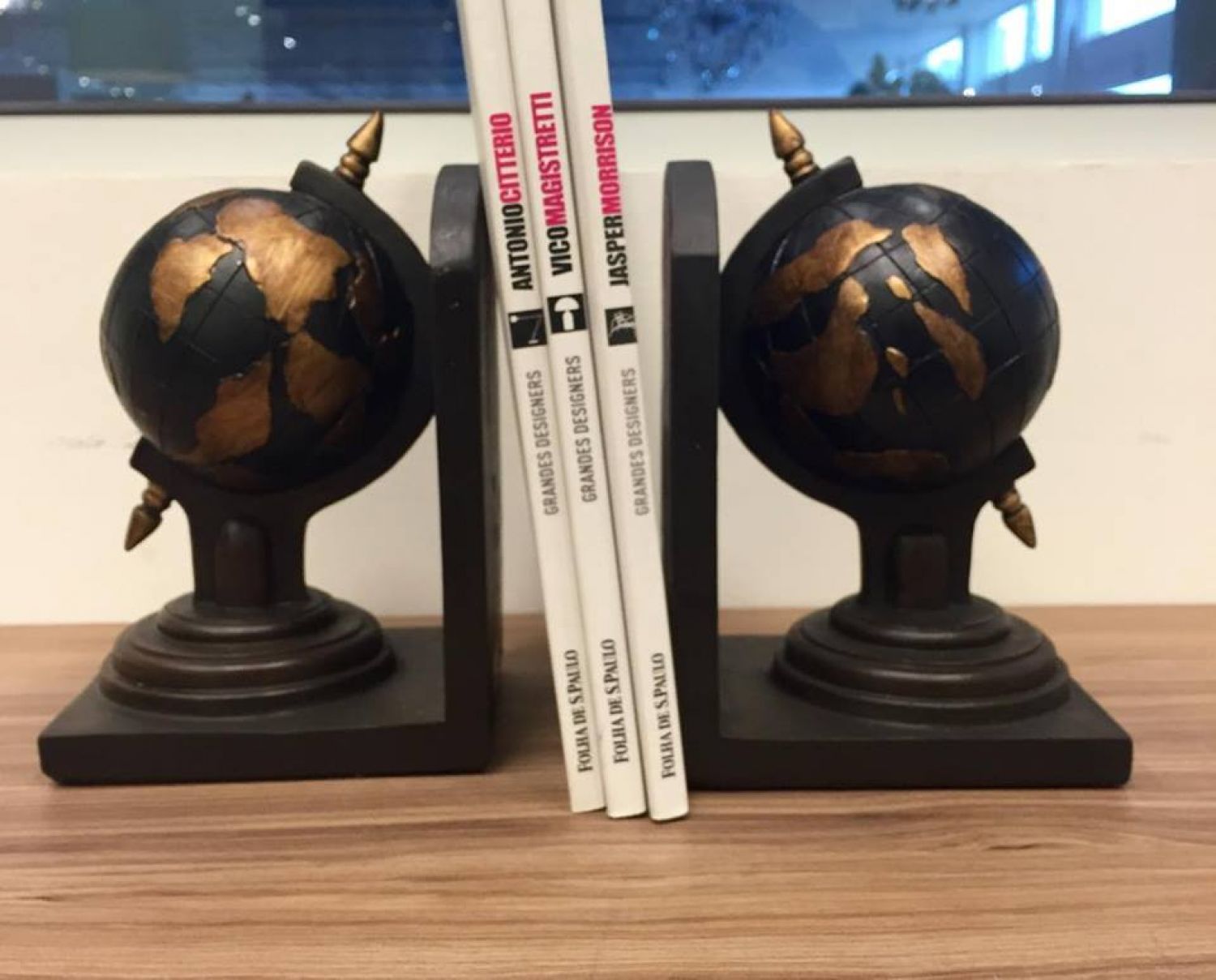 APARADOR DE LIVROS GLOBO